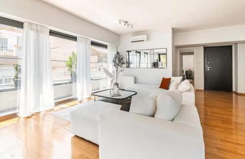 Makrigianni Apartamento | Modern Loft Build on Acropolis Ruins, Free Parking