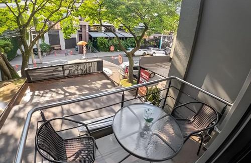 Granada Apartamento | Modern Loft in Cali’s Heart | Salsa Clubs & Cafés