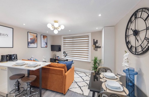 New Cross Apartamento | Modern London 3-Bedroom Flat with Hot Tub