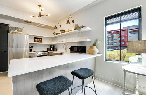 Ludington Condominio | Modern Ludington Condo Across From the Lake!