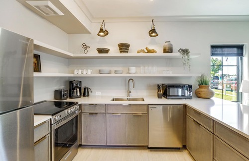 Ludington Condominio | Modern Ludington Condo Across From the Lake!