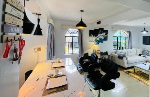Langata Apartamento | Modern Luxe Apartment with King Bed in Karen