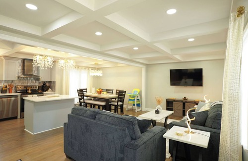 North Chesterfield Casa | Modern Luxe Retreat -Heart of Chesterfield