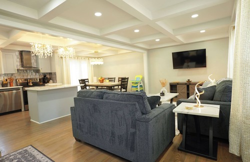 North Chesterfield Casa | Modern Luxe Retreat -Heart of Chesterfield