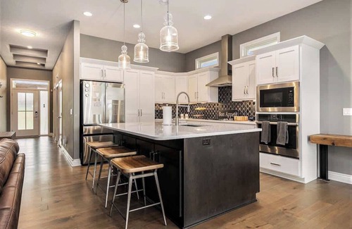 Omaha Casa | Modern Luxurious Living Omahas best w/ King Bed