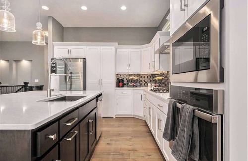 Omaha Casa | Modern Luxurious Living Omahas best w/ King Bed