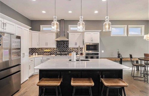 Omaha Casa | Modern Luxurious Living Omahas best w/ King Bed