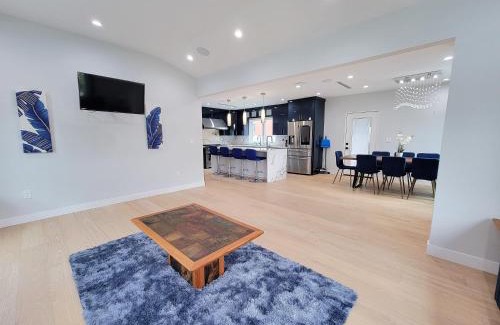 Pico - Robertson Casa | Modern luxury 3 bedroom home next to La Cienega Plaza with parking, WiFi, TV, BBQ 10 minutes to Rodeo Drive