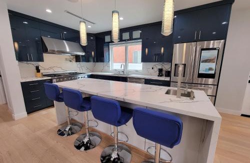 Pico - Robertson Casa | Modern luxury 3 bedroom home next to La Cienega Plaza with parking, WiFi, TV, BBQ 10 minutes to Rodeo Drive