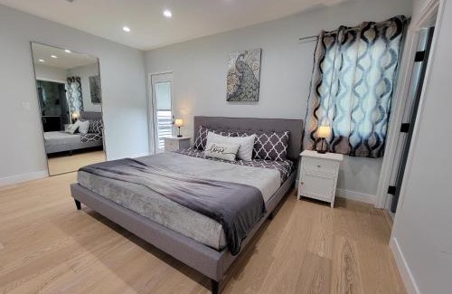 Pico - Robertson Casa | Modern luxury 3 bedroom home next to La Cienega Plaza with parking, WiFi, TV, BBQ 10 minutes to Rodeo Drive