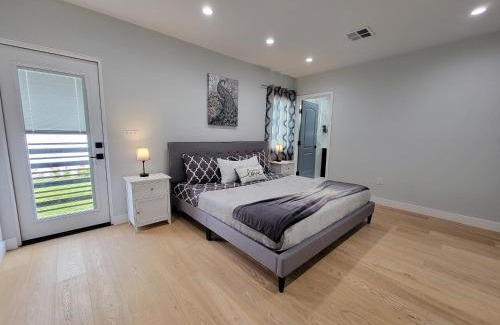 Pico - Robertson Casa | Modern luxury 3 bedroom home next to La Cienega Plaza with parking, WiFi, TV, BBQ 10 minutes to Rodeo Drive