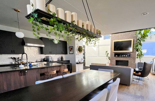 Villa Park Casa | Modern Luxury 4 Bed Home 7 Mins to Broncos Stadium