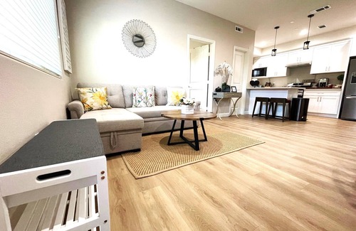 Midway City Casa | AMAZING VALUE - 14 Guests, Minutes from Disneyland/Knott's/Beaches - NEW 4 BR