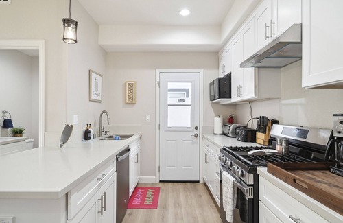 Midway City Casa | AMAZING VALUE - 14 Guests, Minutes from Disneyland/Knott's/Beaches - NEW 4 BR