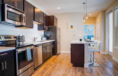 Highland Apartamento | Modern Luxury Apt in Downtown Denver + King Bed + Private Garage + Pool