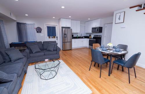 Brockton Apartamento | Modern Luxury Home With Fireplace & Game-Room