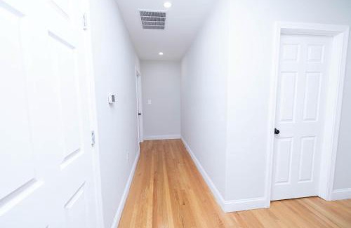 Brockton Apartamento | Modern Luxury Home With Fireplace & Game-Room