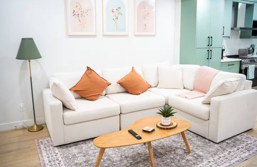 Northwest Calgary Casa | Modern Luxury Stay – Airport, Banff/Rockies Route