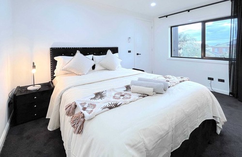 Ringwood Casa | Modern Luxury Townhouse SmartTV *GarageParking