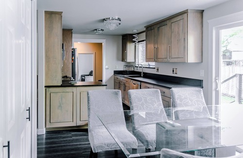 Burlington Casa | Modern Minimalist Home 4BR 5 Beds, AC Comfort & Wifi