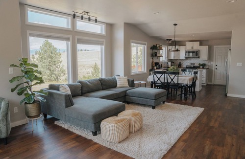 Moose Can Gully Casa | Modern Missoula home with AC, WiFi, 2-car garage, sleeps 10, & beautiful views!