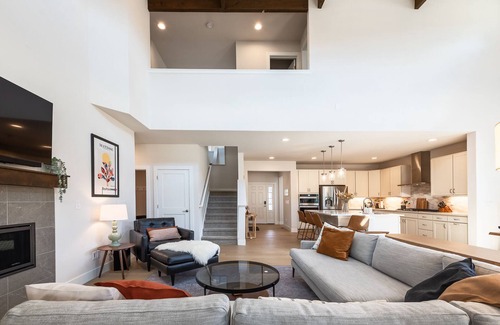 Granby Casa | Modern Mountain Golf/Ski/Lake Retreat w/ Hot Tub