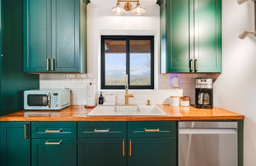 Old Fort Casa | Modern Mountain Home w/ Hot Tub, Panoramic Views + Biltmore Pass Included