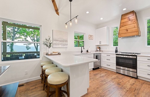 Waynesville Casa | Modern Mountain House with Amazing Views + Hot Tub