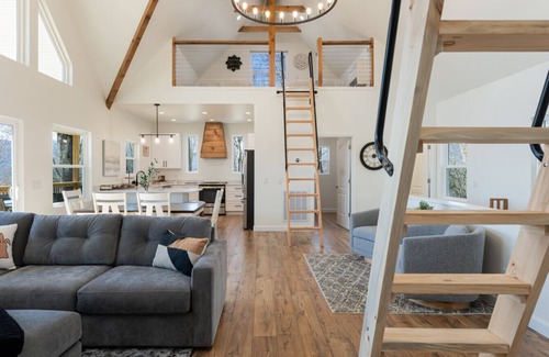 Waynesville Casa | Modern Mountain House with Amazing Views + Hot Tub