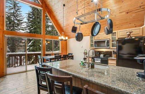 Snoqualmie Pass Casa | Modern mountain chalet with fireplace, foosball, & easy access to slopes