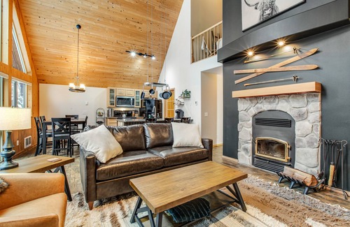 Snoqualmie Pass Casa | Modern mountain chalet with fireplace, foosball, & easy access to slopes
