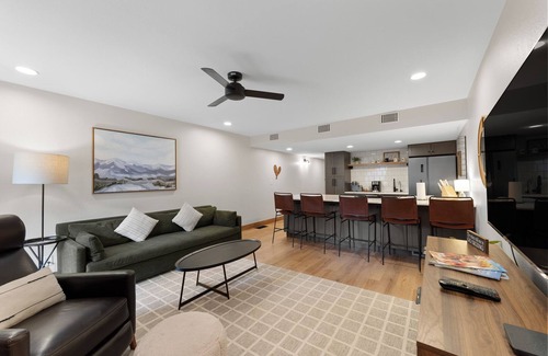 Frisco Condominio | Modern Mountain-View Condo - Pool, Hot Tubs & Near 3 Ski Resorts!