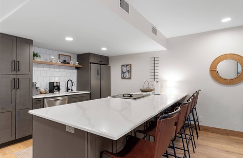 Frisco Condominio | Modern Mountain-View Condo - Pool, Hot Tubs & Near 3 Ski Resorts!