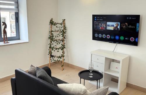 Msida Apartamento | Modern Msida 2 BDR Penthouse with Rooftop, AC & WIFI