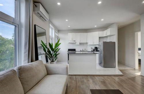 Cote-Des-Neiges—Notre-Dame-De-Grace Apartamento | Modern MTL Getaway A Sleek NDG Escape
