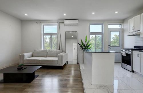 Cote-Des-Neiges—Notre-Dame-De-Grace Apartamento | Modern MTL Getaway A Sleek NDG Escape