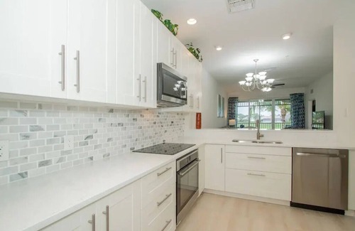 Naples Apartamento | Elegante condominio de resort actualizado: excelente ubicación, piscina, tenis y gimnasio. Rondas de golf gratis!