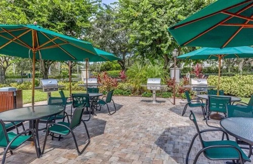 Naples Apartamento | Elegante condominio de resort actualizado: excelente ubicación, piscina, tenis y gimnasio. Rondas de golf gratis!