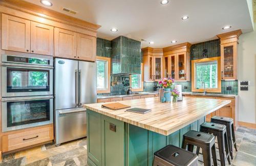 Nellysford Casa | Modern Nellysford Getaway with View Deck and Fire Pit