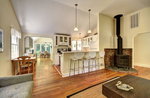 Village of East Hampton Casa | Cocina moderna, nueva, piscina climatizada! Camina a todo en East Hampton Village!