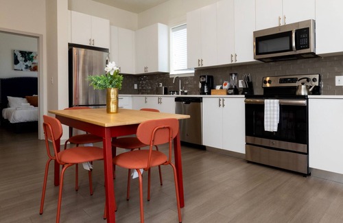 Downtown Louisville Apartamento | Modern Nulu 2BR Cozysuites 04