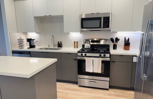 Lyon Street Apartamento | Modern Oasis 10 Min from Disneyland With Pool & GYM