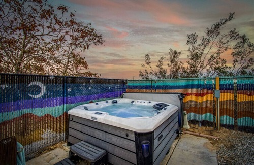 Joshua Tree Casa | Desert Escape + Casita:Pickleball, Fire Pit, Stars