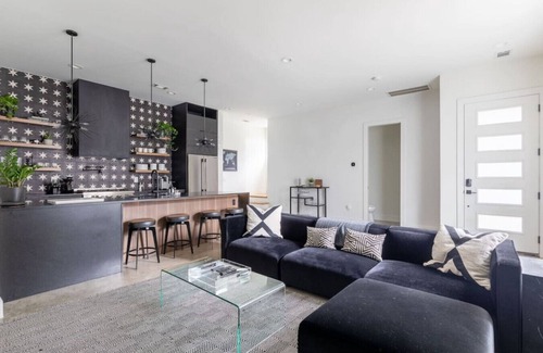 Edgehill Villa | Modern Oasis: Rooftop Sunsets & City Lights!