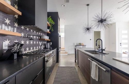 Edgehill Villa | Modern Oasis: Rooftop Sunsets & City Lights!