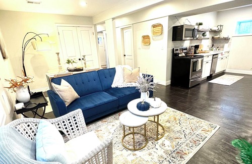 Woodridge Cama Y Desayuno | Modern Oasis-steps from DC w/ free private parking