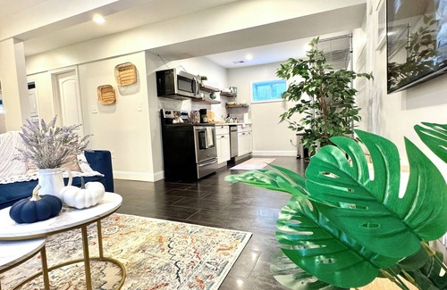 Woodridge Cama Y Desayuno | Modern Oasis-steps from DC w/ free private parking