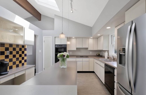 Champaign Casa | Modern on Monterey, 5 mins from Memorial Stadium.