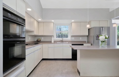 Champaign Casa | Modern on Monterey, 5 mins from Memorial Stadium.