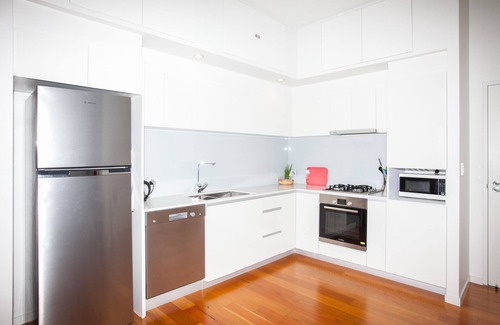 Hawthorne Apartamento | Moderno apartamento de una habitación en el piso superior, estacionamiento y conexión inalámbrica a pie a ferry, tiendas y cafés